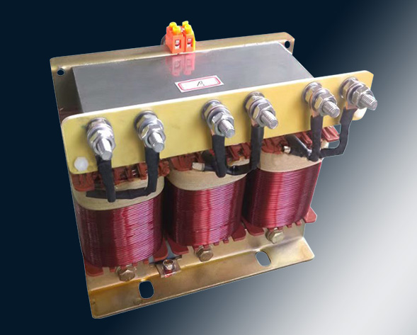 TKSG/TKDG濾波電抗器通過(guò)的是交流電流，它與濾波電容器串聯(lián)使用，組成諧振電路，使其在規(guī)定的頻率點(diǎn)上諧振，濾指定的高次諧波；同時(shí)還可實(shí)玖電力系統(tǒng)的無(wú)功補(bǔ)償和…